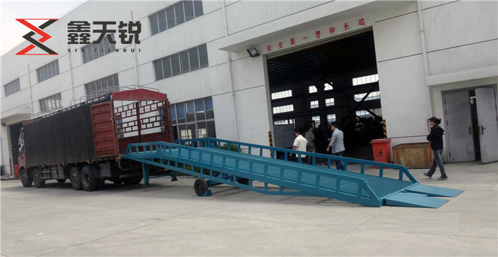 万宁移动式登车桥